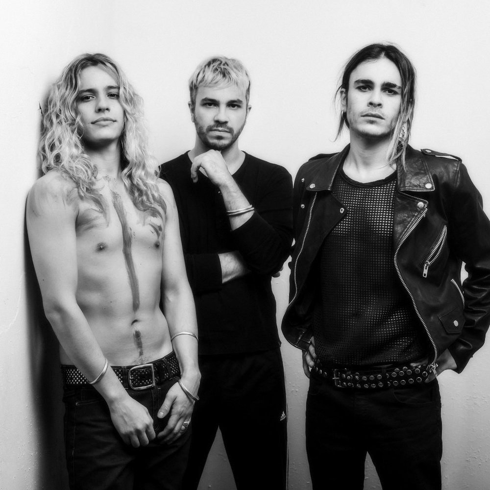 Airbag_JP_akko's tweet photo. ①バンド紹介🤘
アルゼンチンのROCKバンドAIRBAG☠️
スペイン語で歌ってます🎤

メンバーは3兄弟⚡
長男⇒ガストン・サルデリ(Ba)
次男⇒パトリシオ・サルデリ(Vo/Gt)
三男⇒グイド・サルデリ(Vo/Gt)

2004年のデビュー以来、独自のROCKサウンドを追求し、国民的バンドとしての地位を築く👑
↓(続く) https://t.co/ebYGzG4uPs