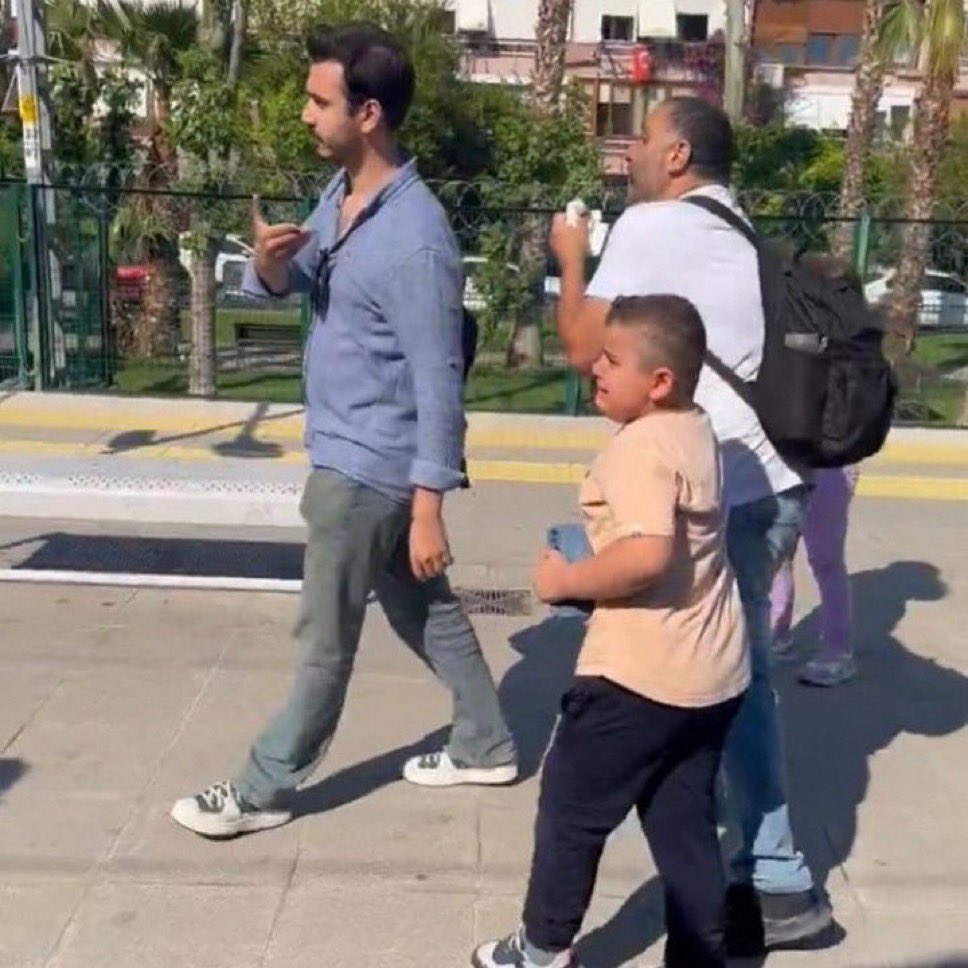 “Mavi gömlekli” İbrahim Aktan, röportaj verdi:

Okuldan eve gitmek için Marmaray’a binmiştim. Bostancı’da o baba çocuklarıyla trene binmeye hazırlanıyordu. Kapı önünde 17-18 yaşlarında bir kız vardı. Adam girer girmez kıza yüksek sesle ‘Sen niye orada durup beni engelliyorsun?’