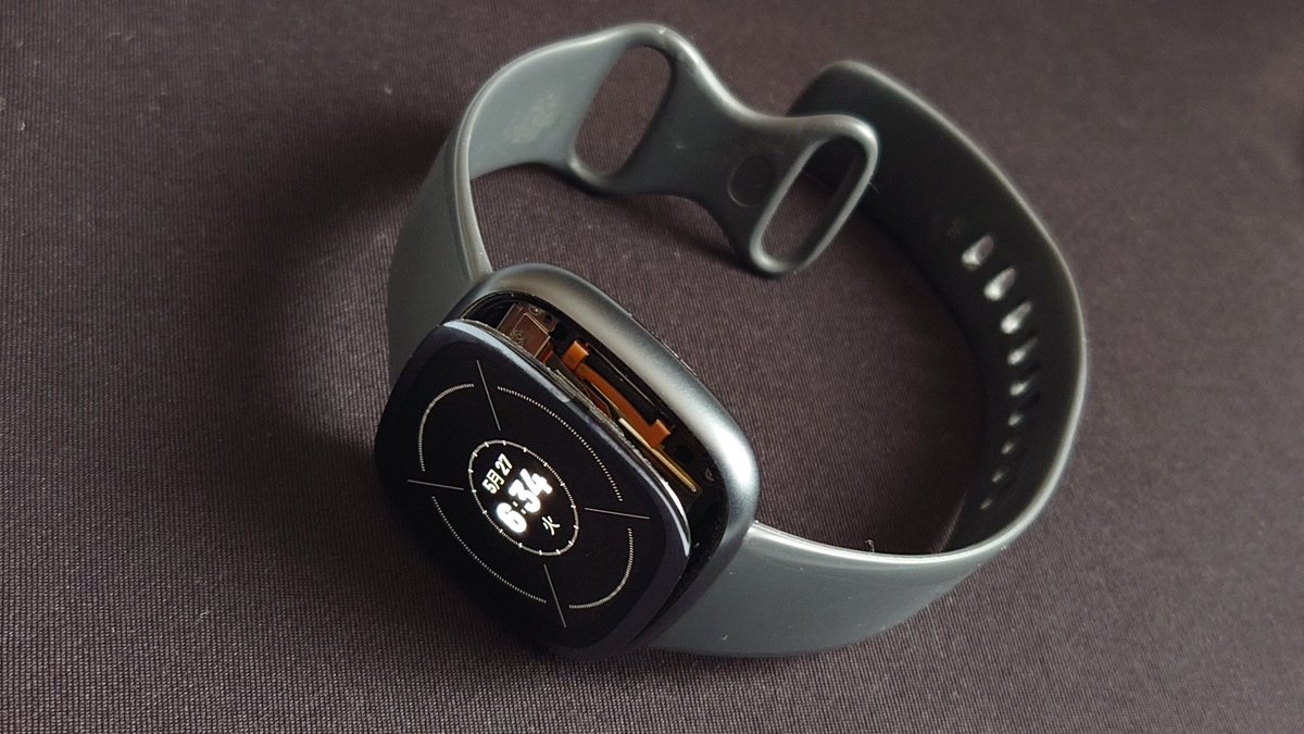 hide0501's tweet photo. 2022年に購入したFitbit Sense2が故障、ディスプレイパネルが剥離しているが動作可能。ネットで見つけたスマートウォッチ修理LABOに郵送修理依頼して送料込み5200円で画面圧着してもらいました。6/1に故障品を発送して6/4に修理完了品を受領できました。とても迅速な対応。Sense2は問題なく稼働中。 https://t.co/caqWhSOvML