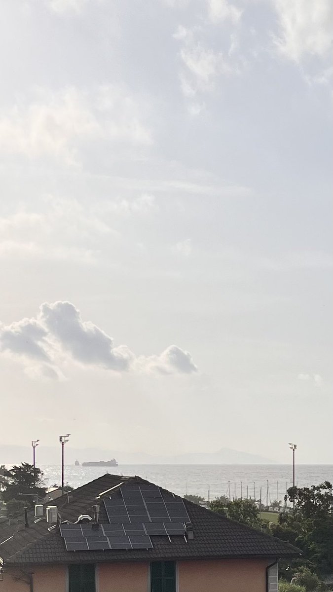 La vedi quella nave? 
No, dove?
Guarda bene, lì.
Il mare mi confonde.
Socchiudi un po’ gli occhi, ti concentri per mettere meglio a fuoco la visuale.
E riesci a vederla.
Alcune persone sono quella nave.