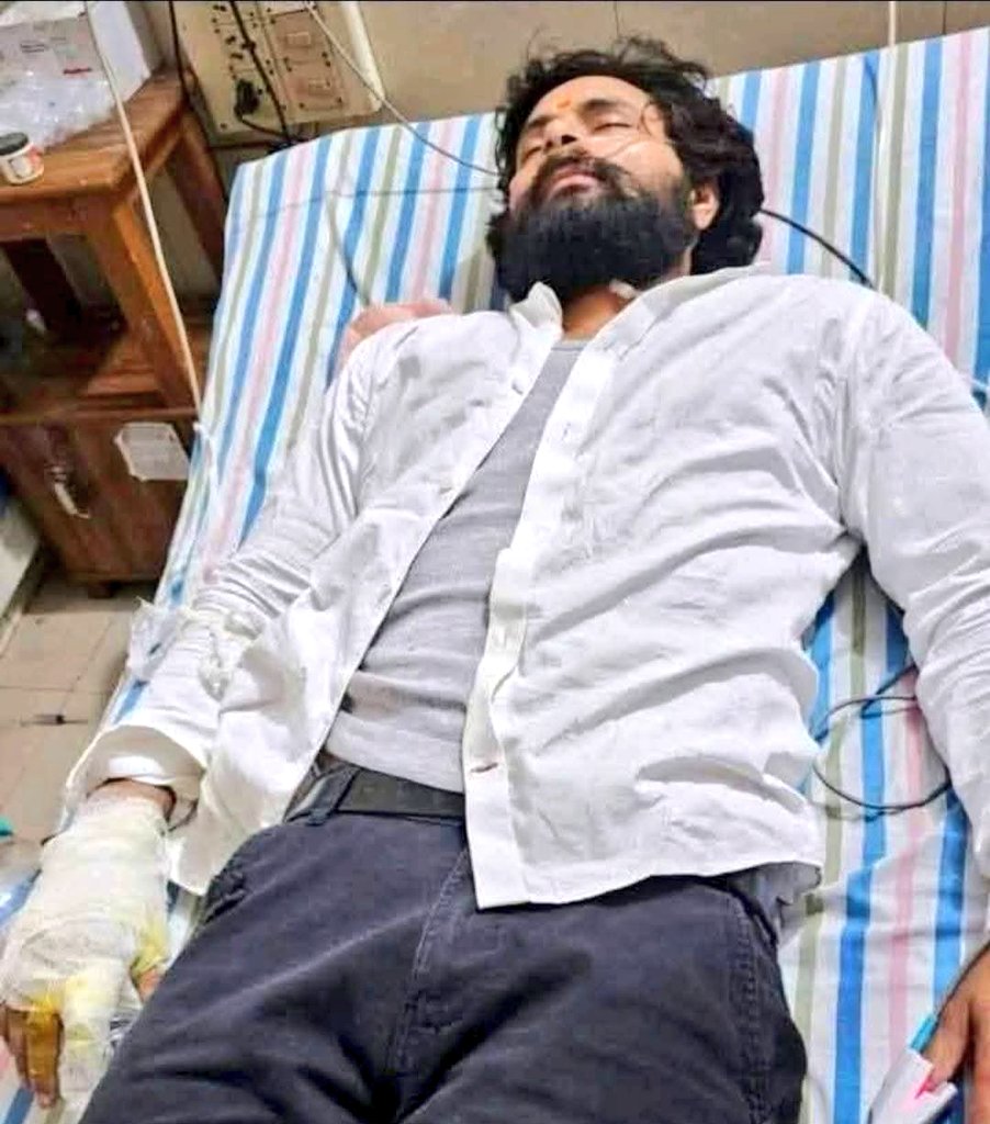 SonOfBharat7's tweet image. मुरलीवाला हौसला 🚨

जौनपुर उत्तर प्रदेश क़े इस शख्स को शायद
हममें से बहुत से लोग चेहरे से पहचानते होंगे

नाम है मुरलीवाला हौसला... सर्प मित्र
देश में घूम घूम कर साँपो को रेसक्यू करते हैं
और फिर उन्हें जंगलों में आज़ाद छोड़ देते हैं
और लोगों को साँपो की प्रजाति और उनके व्यवहार क़े…