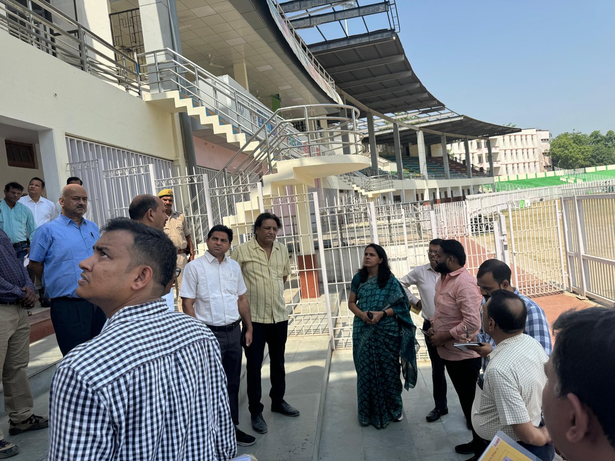 bstvlive's tweet photo. 🚨 लखनऊ: केडी सिंह बाबू स्टेडियम के कार्यों का निरीक्षण 🚨

👷 मंडलायुक्त रौशन जैकब ने किया निरीक्षण
⚠️ जॉगिंग ट्रैक जगह-जगह उखड़ने पर नाराज
🛠️ जॉगिंग ट्रैक की मरम्मत के निर्देश दिए

#Lucknow #KDSinghBabuStadium #Inspection #JoggingTrack #Maintenance @LucknowDivision