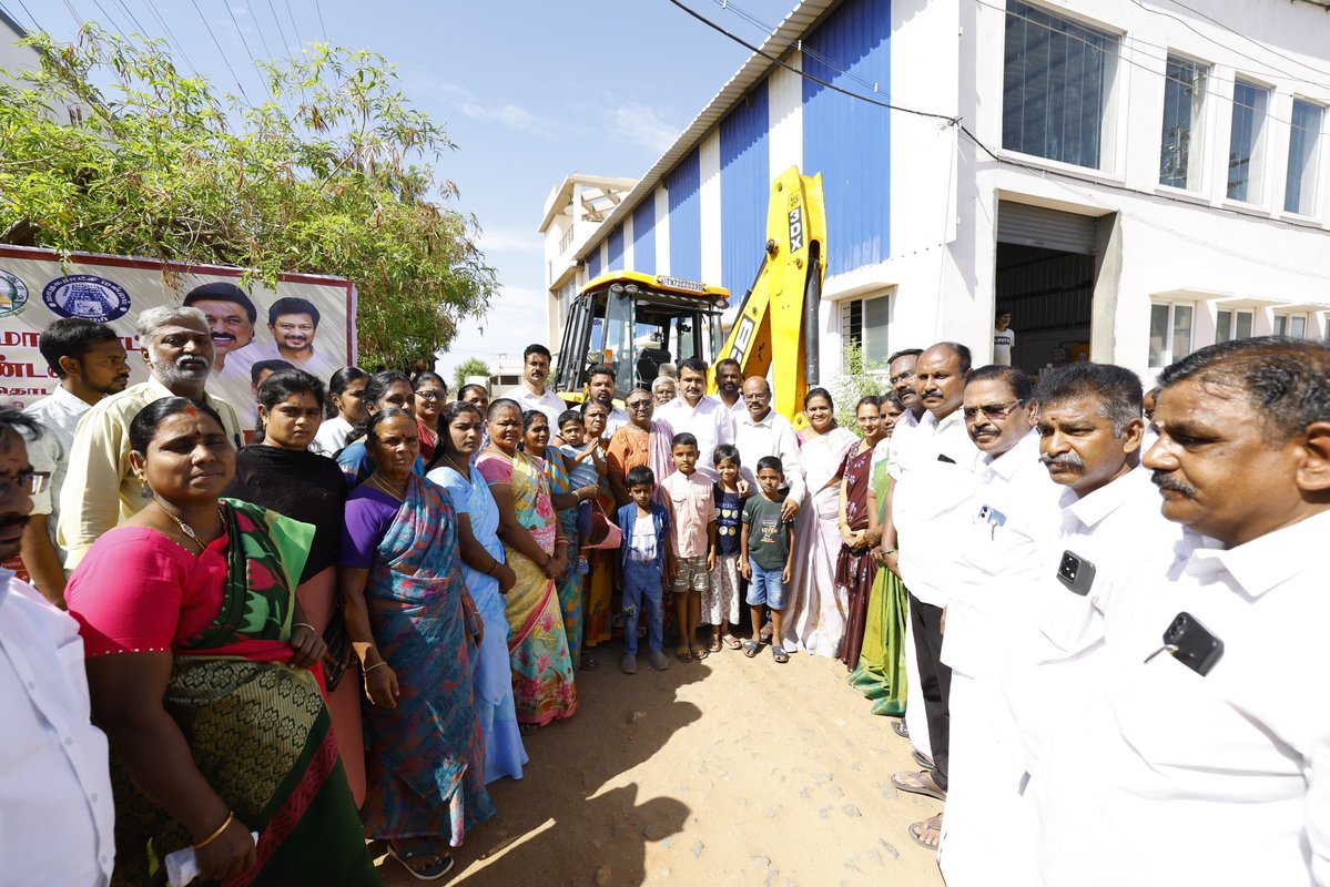 V.Senthilbalaji (@v_senthilbalaji) on Twitter photo விவசாய மக்களின் விடிவெள்ளி, மாண்புமிகு தமிழ்நாடு முதலமைச்சர் தளபதி <a href="/mkstalin/">M.K.Stalin</a> அவர்களின் நல்லாசிகளுடன், கரூர் மாநகராட்சி வார்டு எண் 40, ஏமூர் சாலை இணைப்பு பகுதிகளில் 11 இடங்களில் மண் சாலைகளை தார் சாலைகளாக மேம்படுத்தும் பணிகளை துவக்கி வைத்த போது..
இந்நிகழ்வில் கரூர் மாவட்ட ஆட்சியர் விவசாய மக்களின் விடிவெள்ளி, மாண்புமிகு தமிழ்நாடு முதலமைச்சர் தளபதி <a href="/mkstalin/">M.K.Stalin</a> அவர்களின் நல்லாசிகளுடன், கரூர் மாநகராட்சி வார்டு எண் 40, ஏமூர் சாலை இணைப்பு பகுதிகளில் 11 இடங்களில் மண் சாலைகளை தார் சாலைகளாக மேம்படுத்தும் பணிகளை துவக்கி வைத்த போது..
இந்நிகழ்வில் கரூர் மாவட்ட ஆட்சியர்