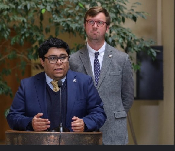 ¿ Cuál ha sido el aporte legislativo de este parcito en el parlamento ?
¿ Han sido capaces de sacar alguna ley que beneficie a la gente ?
Si piensa que son un par de inútiles, con cero aporte, dele  RT ( RP ).