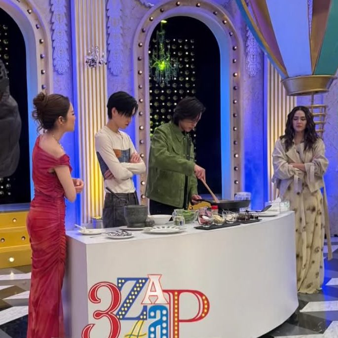 ว้ายยยยย บิวกิ้นโชว์สกิลทำอาหารที่3แซ่บด้วย โดยน้องพีพียืนให้กำลังใจ66655555 แล้วโพลี่พลัสบอกบิวกิ้นทำคนเดียวลุ้นทั้งกอง67665555555555