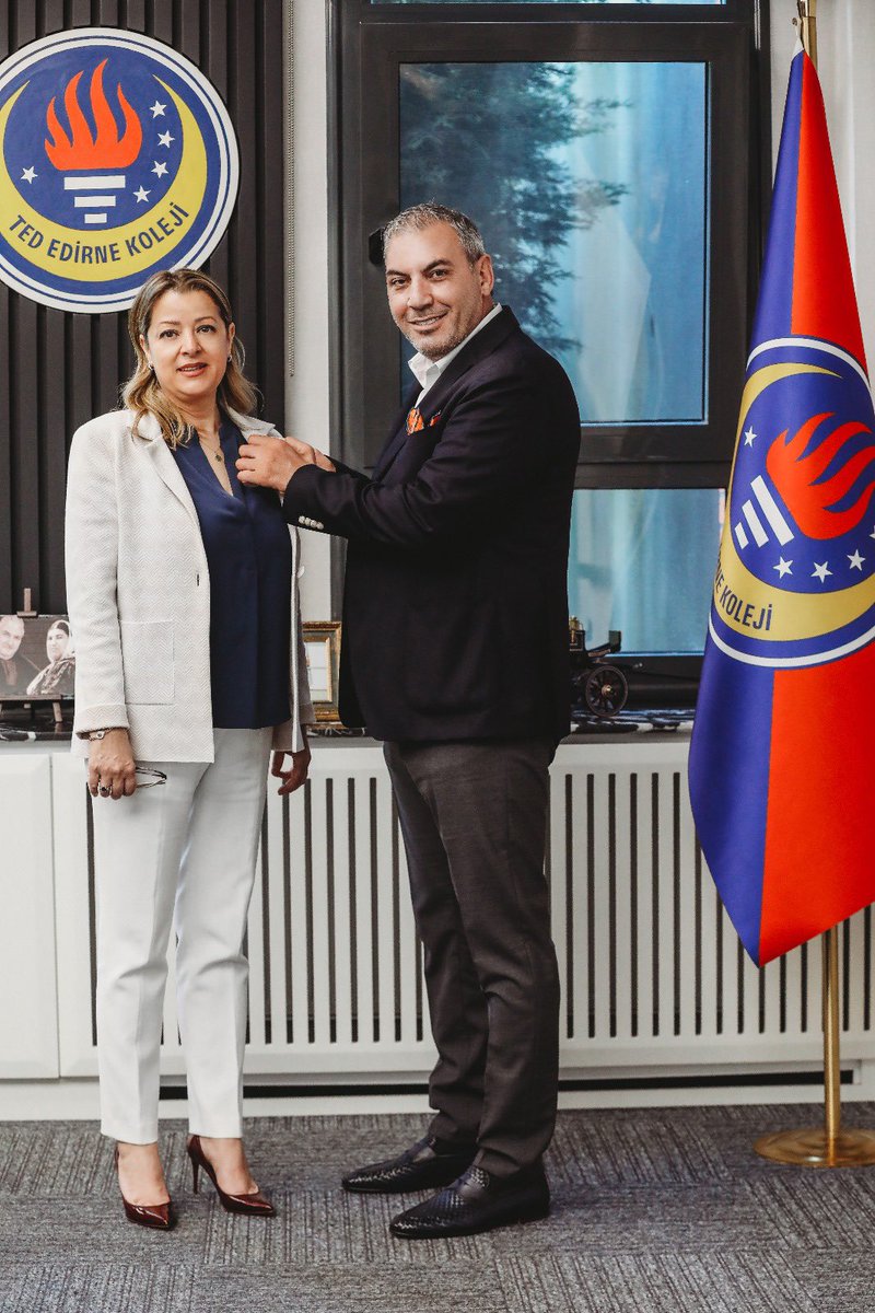 Nesimiba's tweet photo. 📣 TED Edirne Koleji’nde Yeni Dönem!

2025–2026 eğitim öğretim yılı itibarıyla okulumuzun Genel Koordinatörlük görevini, eğitim alanındaki 30 yılı aşkın deneyimiyle tanınan değerli eğitimci Özgür Akas üstlenecektir.

Kendisinin ileri düzey vizyonu, yabancı dil projeksiyonları ve hem Türkiye’nin önde gelen eğitim kurumlar��nda hem de uluslararası platformlarda edindiği kapsamlı deneyim, TED Edirne Koleji’ne yeni bir soluk kazandıracaktır.

📌 Görevine başlarken kendisine, TED ailesinin bir parçası olduğunu simgeleyen rozetimizi de takdim ettik.
Bu anlamlı sembol, birlikte çıkacağımız bu yolculuğun ilk adımı oldu.

Sayın Akas’a aramıza hoş geldiniz diyor, yeni görevinde üstün başarılar diliyoruz.

#TEDEdirneKoleji #YeniDönem #GenelKoordinatör #ÖzgürAkas #EğitimdeVizyon #BirlikteGüçlüyüz