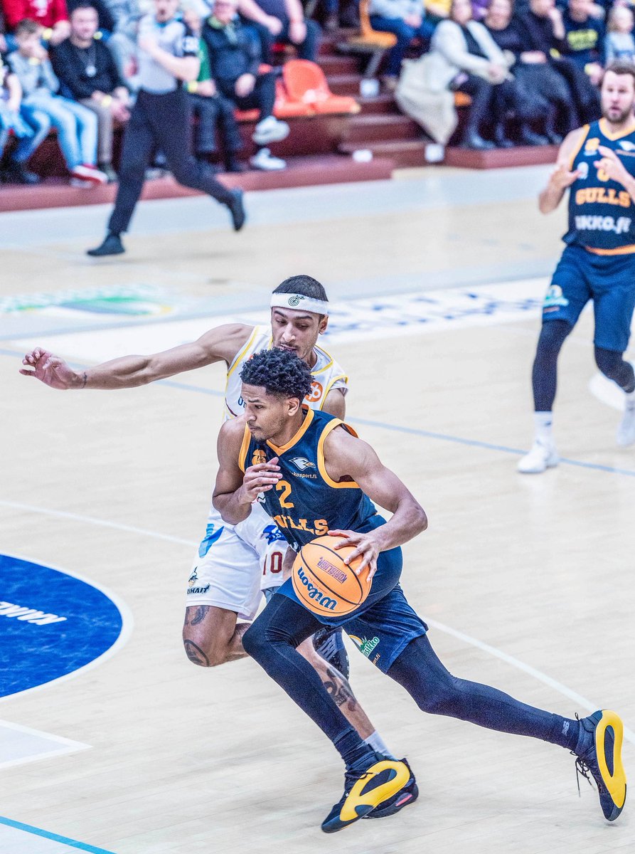 GullsBasketball's tweet image. ๐ฅ๐๐๐๐๐๐ ๐๐๐๐๐๐๐ ๐๐๐๐๐๐๐:
#2 TEVIN OLISON๐ช๏ธ
Tevin lunasti heti alkukaudesta avainroolin avausviisikosta ja vakuutti erityisesti upeilla kolmosilla, ajoilla ja pรครคmรครคrรคtietoisella asenteellaan!๐ช
๐ธ Samira Lee
#gullsnation