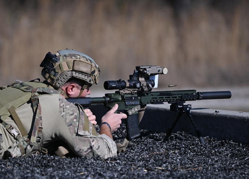 Gucci🤙🏻

🚩Geissele Super Duty 14.5" con:
-🎯Leupold Mark 5HD 2-10x30
- Montura Badger Ordnance COMM
- LRF L3 SPEAR en Badger Condition One
-🎯Trijicon RMR a 45°
- Rail Geissele MK16
- Supresor Surefire RC2
- Bipode MDT CKYE-POD

Unos 15mil $💸