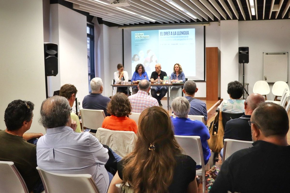 CIEMEN (@elciemen) on Twitter photo Ahir al <a href="/OctubreCCC/">OctubreCCC</a> de València vam presentar el llibre “El dret a la llengua” editat per <a href="/saldonar/">Saldonar</a> amb la participació de <a href="/davidminoves/">David Minoves</a>, president del CIEMEN, <a href="/LauraHuergaRV/">Laura Huerga</a>, presidenta del <a href="/PENCatala/">PEN Català</a> i <a href="/OBorrasAnna/">Anna Oliver Borràs</a>, presidenta d'<a href="/AccioCulturalPV/">Acció Cultural del País Valencià</a>, conduïts per Vicenta Tasa. Ahir al <a href="/OctubreCCC/">OctubreCCC</a> de València vam presentar el llibre “El dret a la llengua” editat per <a href="/saldonar/">Saldonar</a> amb la participació de <a href="/davidminoves/">David Minoves</a>, president del CIEMEN, <a href="/LauraHuergaRV/">Laura Huerga</a>, presidenta del <a href="/PENCatala/">PEN Català</a> i <a href="/OBorrasAnna/">Anna Oliver Borràs</a>, presidenta d'<a href="/AccioCulturalPV/">Acció Cultural del País Valencià</a>, conduïts per Vicenta Tasa.
