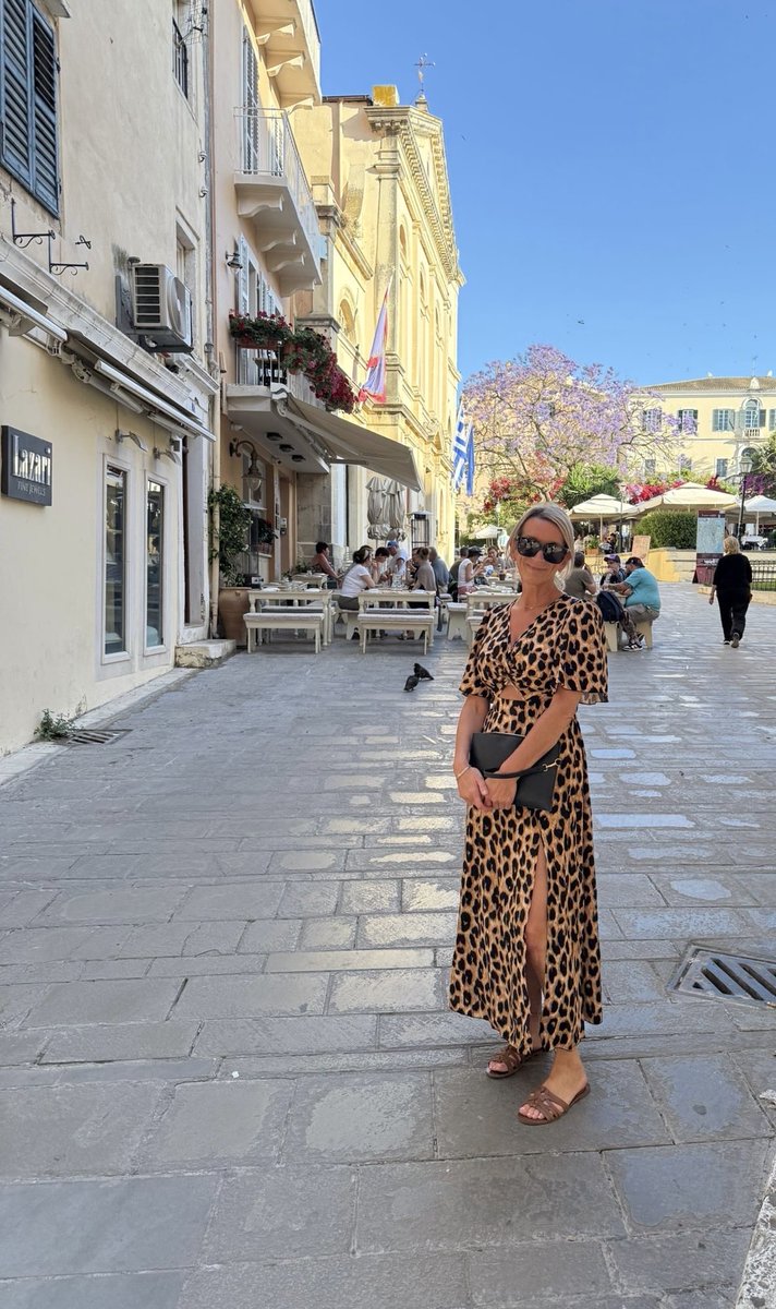 Just one of my lovely sisters - she’s such an AMAZING midwife. I couldn’t do her job, but she’s constantly showered with cards and gifts from the ladies she helps with the most scary days of their lives. And, she’s always trendy, put together and fabulous! 🤩