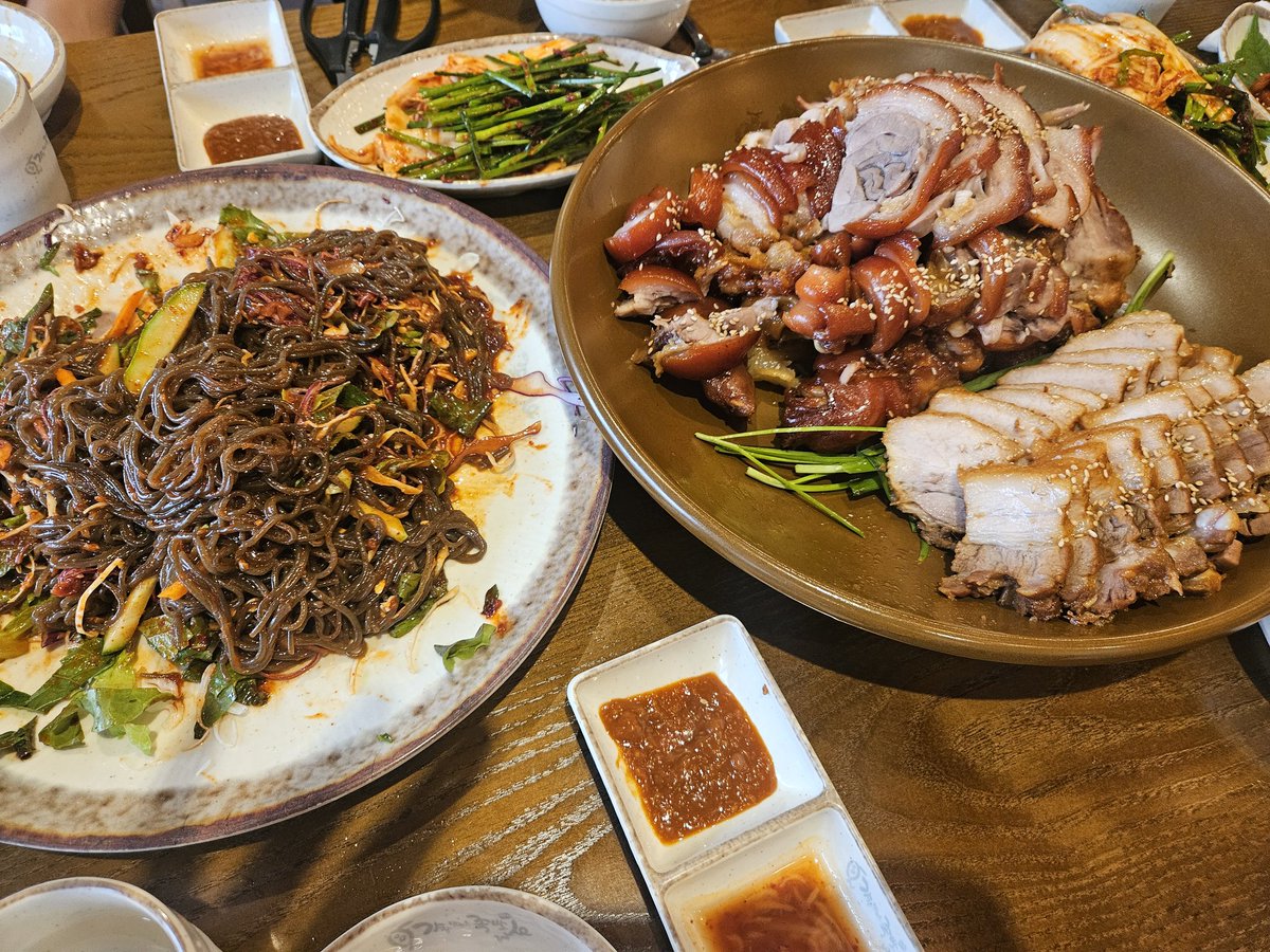 Abstract___or's tweet image. 오늘은 족발에 소맥~~~~~ 읩니다!!