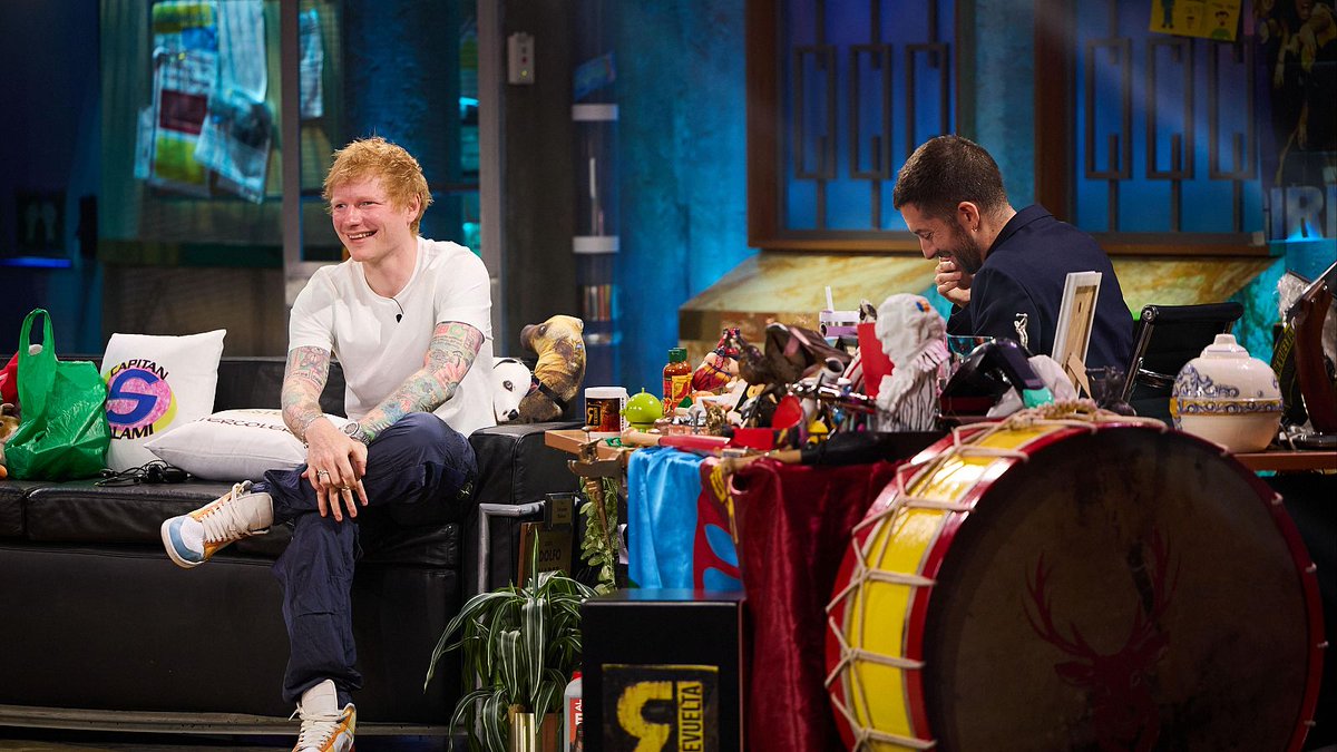 RTVE_Com's tweet photo. #Audiencias | La visita de Ed Sheeran a @LaRevuelta_TVE es LO MÁS VISTO del día en @La1_tve.

1.688.000 espectadores de media, un 13,5% de cuota y más de 4 millones de contactos disfrutaron de la entrevista.

🔗Programa ya disponible en @rtveplay: https://t.co/khCIU1jhQ1 https://t.co/Igx8UxARJO