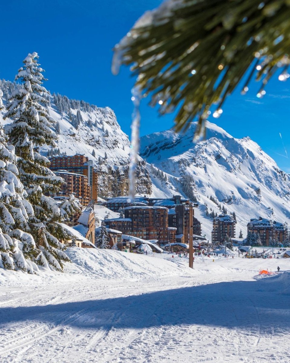 TheChaletEdit's tweet image. New to skiing? These resorts are ideal for beginners: Avoriaz, La Plagne, Morzine, Les Gets, Cervinia &amp;amp; Crans Montana. Think wide blues, scenic greens &amp;amp; cosy village vibes - the perfect start to your ski story. ⛷✨ #LearnToSki #LuxurySki #SkiBeginners #TheChaletEdit