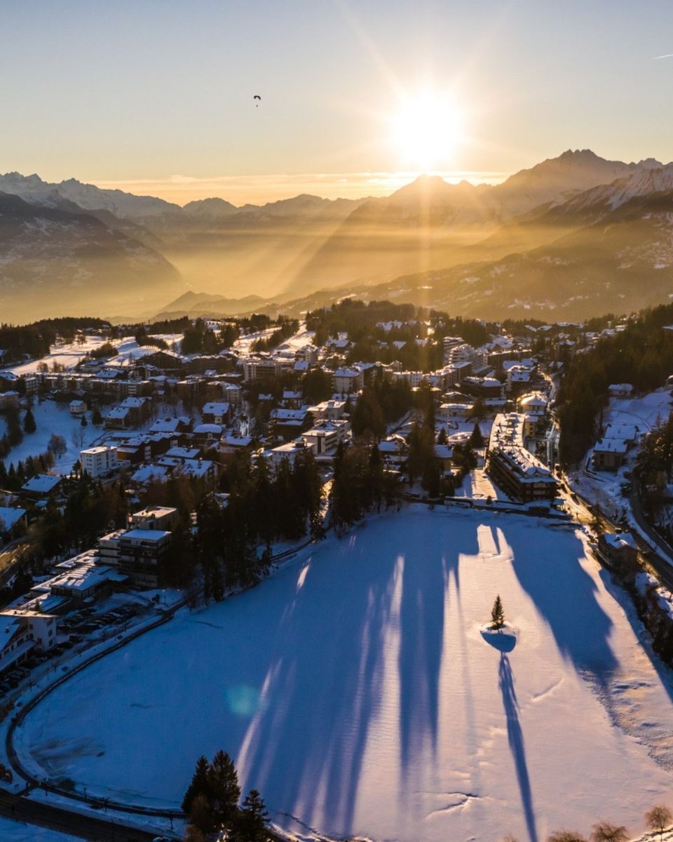 TheChaletEdit's tweet image. New to skiing? These resorts are ideal for beginners: Avoriaz, La Plagne, Morzine, Les Gets, Cervinia &amp;amp; Crans Montana. Think wide blues, scenic greens &amp;amp; cosy village vibes - the perfect start to your ski story. ⛷✨ #LearnToSki #LuxurySki #SkiBeginners #TheChaletEdit
