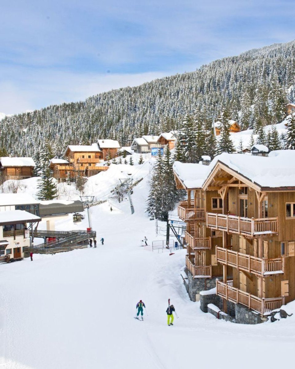 TheChaletEdit's tweet image. New to skiing? These resorts are ideal for beginners: Avoriaz, La Plagne, Morzine, Les Gets, Cervinia &amp;amp; Crans Montana. Think wide blues, scenic greens &amp;amp; cosy village vibes - the perfect start to your ski story. ⛷✨ #LearnToSki #LuxurySki #SkiBeginners #TheChaletEdit