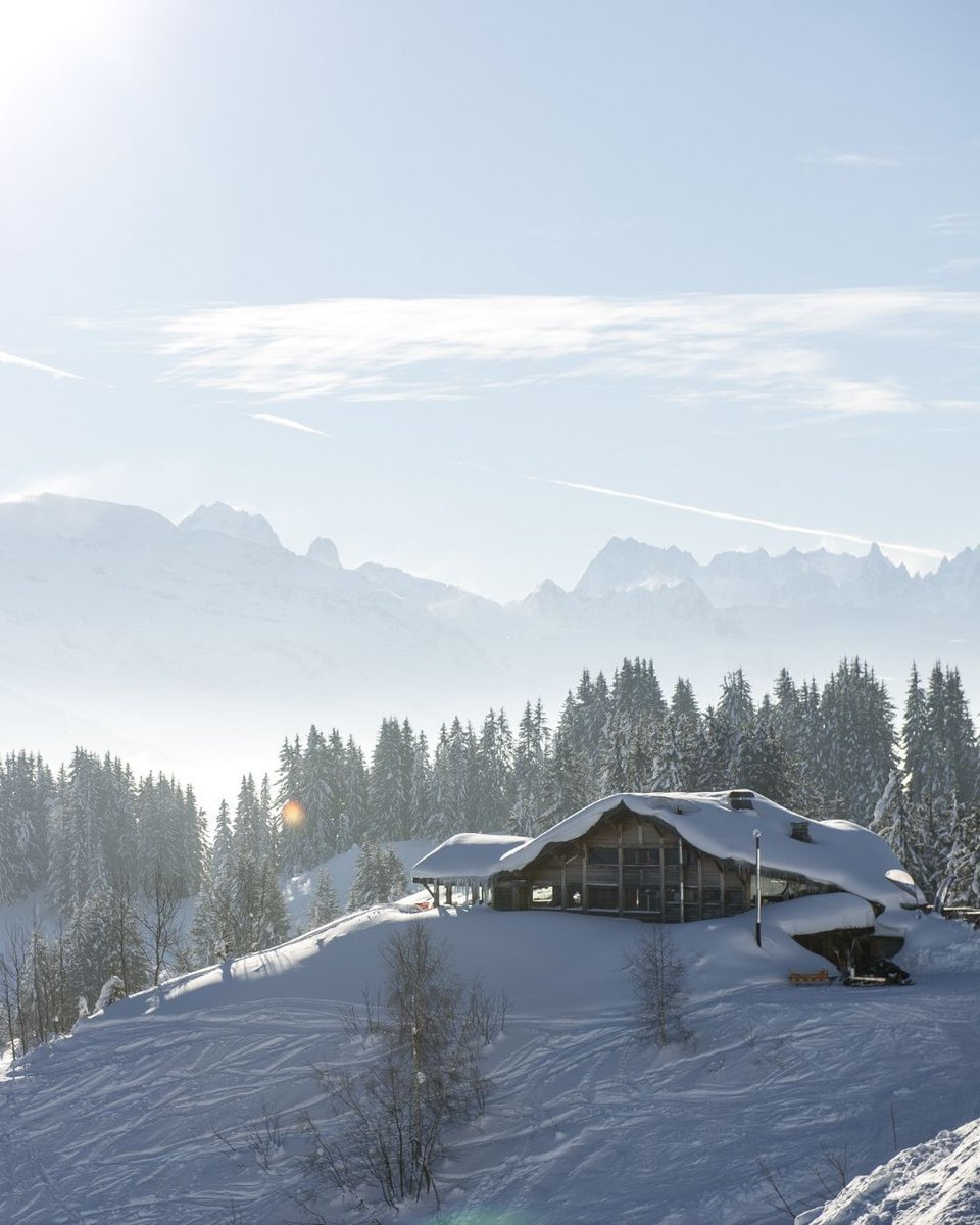 TheChaletEdit's tweet image. New to skiing? These resorts are ideal for beginners: Avoriaz, La Plagne, Morzine, Les Gets, Cervinia &amp;amp; Crans Montana. Think wide blues, scenic greens &amp;amp; cosy village vibes - the perfect start to your ski story. ⛷✨ #LearnToSki #LuxurySki #SkiBeginners #TheChaletEdit