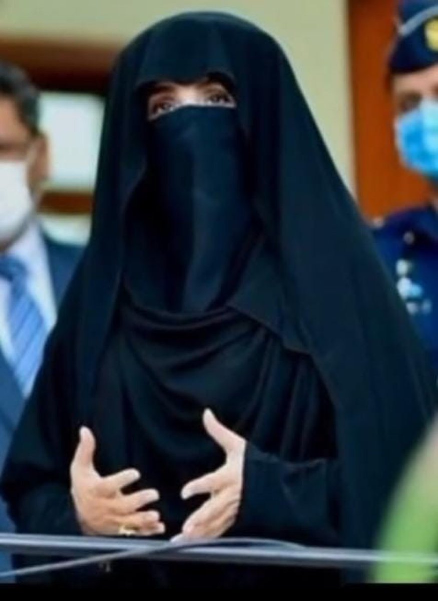 بشری بی بی کے ساتھ جو سلوک کیا جا رہا ہے اس پر پریس کانفرنس ہونی چاہیے۔
ٹاک شوز میں جو لوگ جاتے ہیں وہ اس پر بات کریں۔
وکلا حضرات عدالت میں کوئی پٹیشن دائر کریں۔