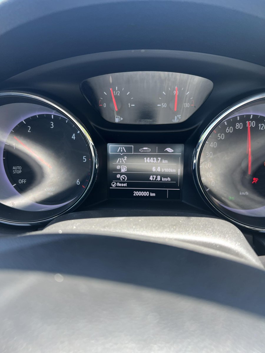 Официјално до денес извозени 85000 километри од кога ја имаме Донка, нешто помалку од 3 години. Сервисирана и регистрирана на време благодарение на сите вас кои ни донирате средства секогаш кога тоа ќе затреба. Полн резервоар благодарение на Дади компани. Платени патарини