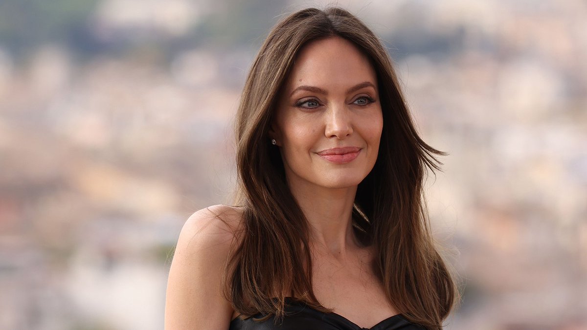 50 лет Анджелине Джоли! Невероятно. А теперь сравните еë с непросыхающей наркомашкой, вечно беременной и брехающей Боброжоркой. Да ни в какое сравнение вообще. Кроме того актриса целиком на стороне Мира, Украины и против агрессии и вайны, Посол доброй воли! Многая лета, Звезда!🍾