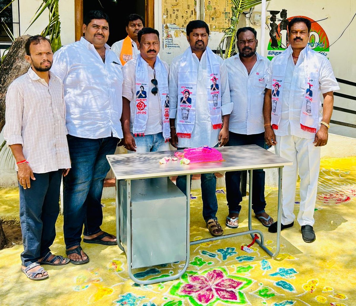 Sakepavan025's tweet photo. * *అరాచక పాలన అంతమై ఏడాది, సుపరిపాలన మొదలై ఏడాది అయిన సందర్భంగా* *ఇది మంచి ప్రభుత్వం అని ప్రజలు కొనియాడుతున్న* శుభ సందర్భంగా  జనసేన పార్టీ అధ్యక్షులు ఆంధ్ర ప్రదేశ్ డిప్యూటీ సీఎం శ్రీ కొణిదల పవన్ కళ్యాణ్ గారి ఆదేశాల మేరకు ఈరోజు #1YearForNDAHistoricVictory @JanaSenaParty https://t.co/yW1CkOe5SZ