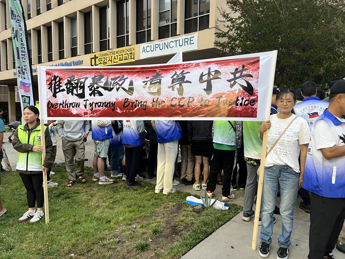 wlq727's tweet photo. 2025年6月3日，中国驻洛杉矶大使馆门前，“六四”学生运动36周年纪念活动。感谢那些一直为中国的民主进程努力着不放弃的人们👊👊 https://t.co/3C4PpQraXf