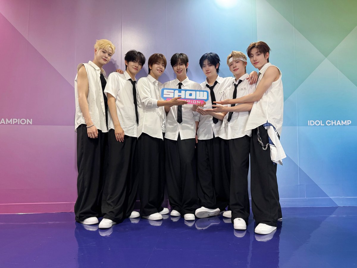showchampion1's tweet photo. 사실 #쇼챔피언 의 최애는 따로 있었고 말하지 않은 이유는 이들 때문입니다 자 여러분 드디어 #CLOSEYOUREYES 의 #빗속에서춤추는법 스페셜 무대가 왔습니다 벌써 이 공간이 환해지기 시작했어요 오랜만에 선보이는 문학 소년들의 무대는?
잠시 후 쇼챔에서 최.초.공.개 🤍 https://t.co/8qwdYvt58x