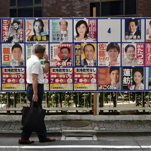 Viļānos gluži kā Japānā - kandidāti savus plakātus izvietojuši viens otram blakus uz pilsētas centrālā sludinājumu dēļa. #vēlēšanas2025