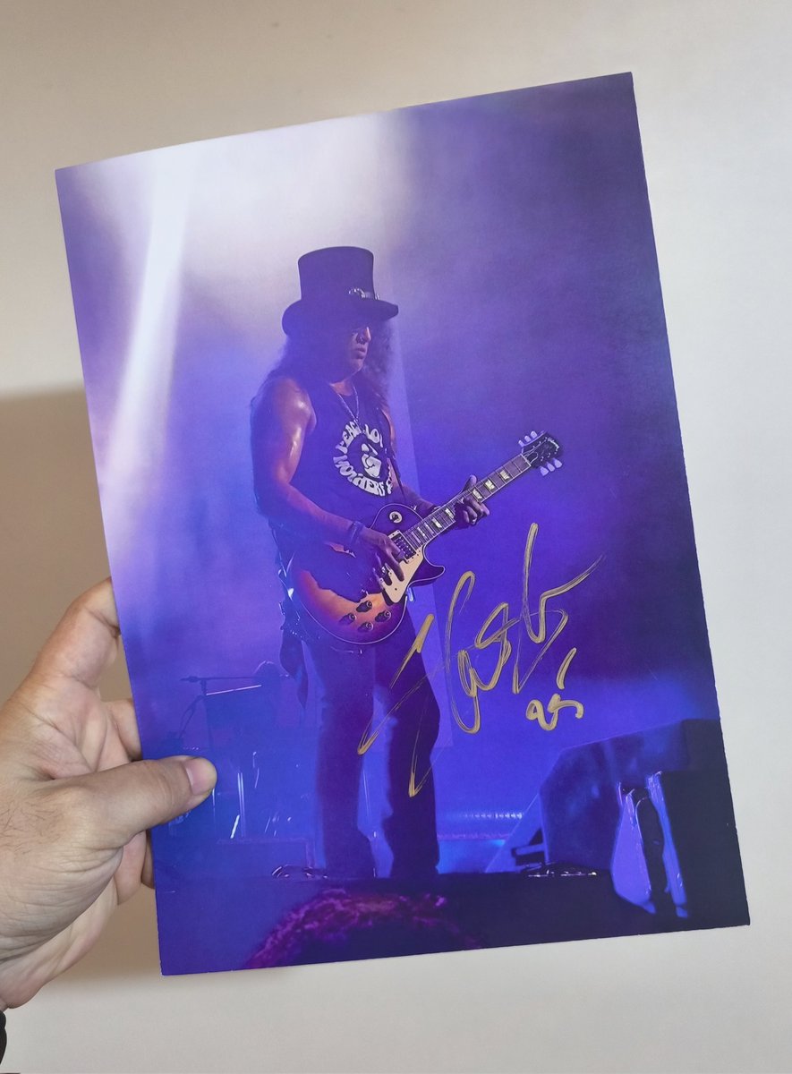 SlashArmyTR's tweet photo. Bu fotoğrafları, 2 Haziran'daki konserde çekmiştim. Dün de Slash'e imzalattım. Tabii koleksiyonum için. Bu imzalı fotoğraflardan bir tanesini ise bir arkadaşıma gönderdim az evvel. Onun haberi yok henüz. Sürpriz :)

#Slash #GunsNRoses #Istanbul https://t.co/vX9Rx2TJJO