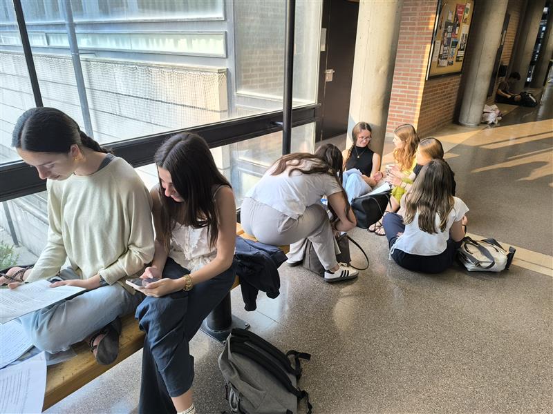 L'alumnat de 2n de Batxillerat de Florida Secundària ja està immers en les PAU. Ara és el moment de posar en valor tot l’esforç, la dedicació i el compromís d’aquest últim curs. 

Des de Florida Secundària volem enviar-vos moltíssima sort, sou capaços de tot allò que us proposeu!
