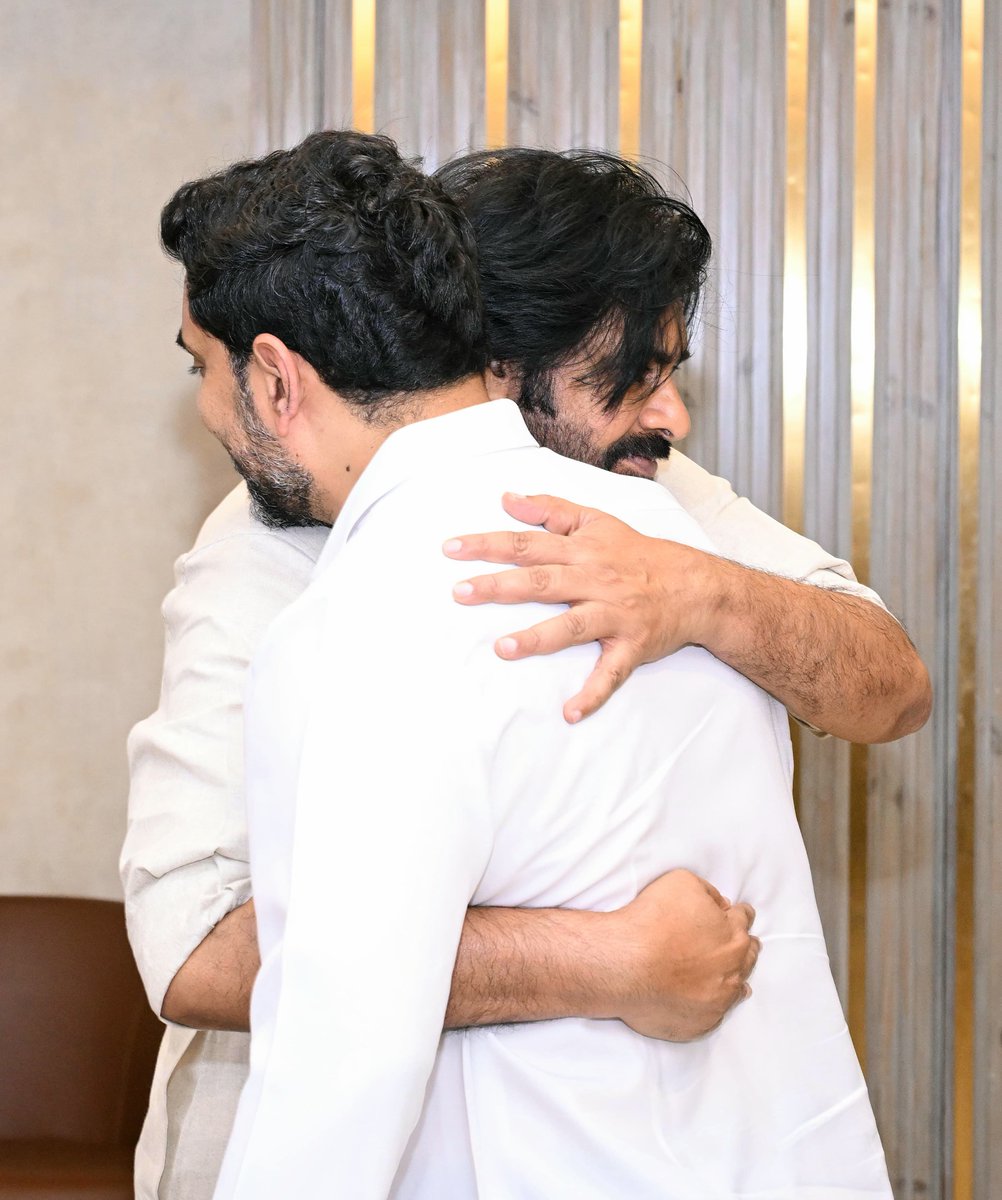 naralokesh's tweet photo. #YuvaGalam పాదయాత్రపై రూపొందించిన పుస్తకాన్ని డిప్యూటీ సీఎం @PawanKalyan గారికి సచివాలయంలో అందజేశాను. పవనన్నతో పాటు, ఇతర మంత్రులకు కూడా పుస్తకాన్ని అందజేశాను. నాటి రాక్షస పాలనపై ప్రజలను చైతన్యవంతం చేయడంలో యువగళం పాదయాత్ర సఫలీకృతమైందని పవనన్న అన్నారు. ఆనాటి అనుభవాలను కళ్ళకి కట్టినట్లుగా పుస్తక రూపంలో తీసుకురావడాన్ని ప్రశంసించారు. ఈ రోజుకి అరాచక పాలన అంతమై ఏడాది పూర్తయిందని, గత ప్రభుత్వ పాలన పీడకలను ఇప్పటికి జనం మర్చిపోలేదన్నారు. యువగళం పాదయాత్ర నాటి అనుభవాలను ఈ సందర్భంగా పవనన్నతో పంచుకున్నాను.