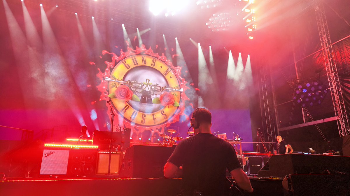 SlashArmyTR's tweet photo. Guns N' Roses 2025 İstanbul live - part 5 

#Slash #GunsNRoses https://t.co/vQbDSEovtk