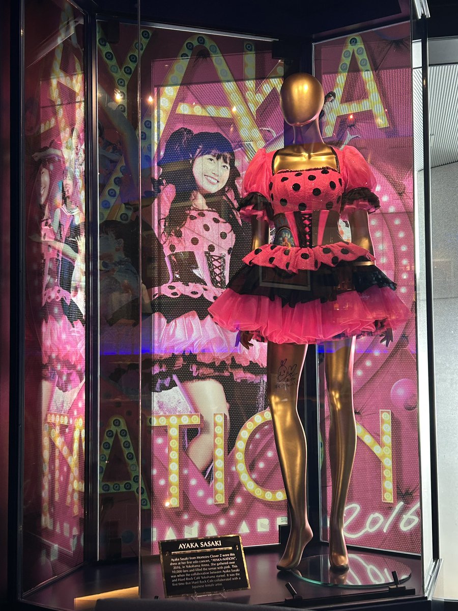 arin_yas's tweet photo. 横浜出張のついでに来ました
あーりんセットを頼んだら店員さんが「あーりんの衣装の前の席に移りますか？」と、お気遣いに感謝！

#ハードロックカフェ
#あーりん https://t.co/7K05zuwzde