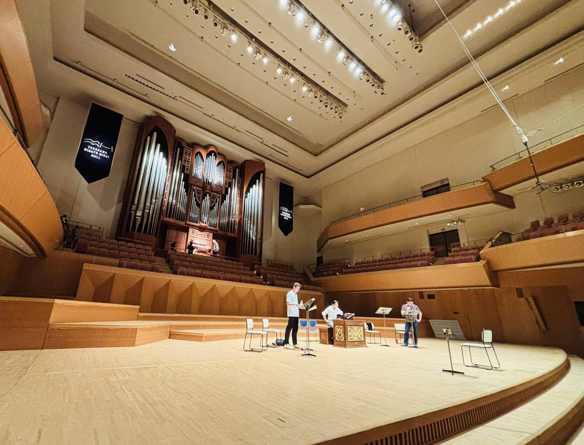 ホールリハーサルしてきました。今回はステージにコラール隊➕大塚さんの5人だけなので、舞台が広くて‼️💦
今日コラールに色々な変化がついたので、しっかり復習して明日に臨みたいと思います✨美しく、圧巻のコンサートになると思います🌹