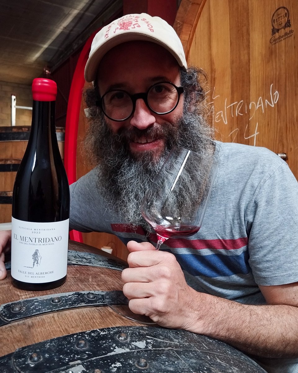 El Mentridano 2022 de Curro Bareño nace de viñedos de 40 años en la Sierra de Gredos. Una garnacha muy fresca con una elegante nariz llena de fruta roja y una boca amable y golosa, con volumen y un final persistente. #vinodeldía bit.ly/44SJrhE