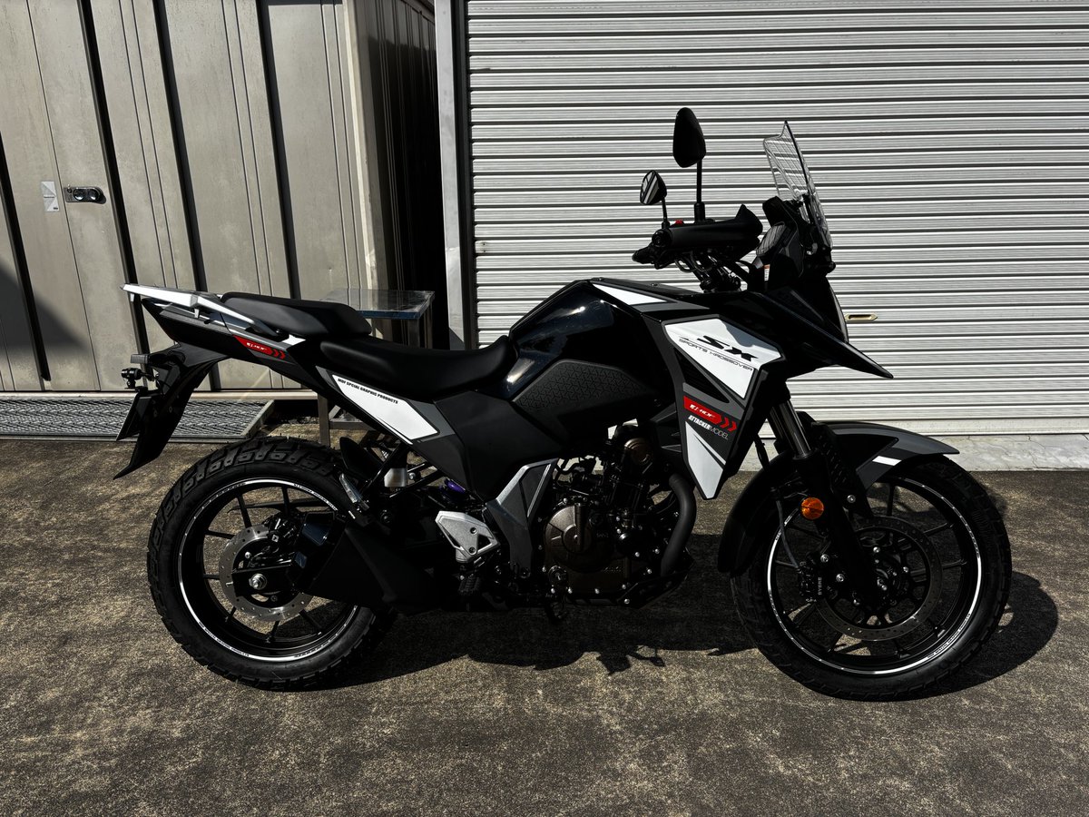 o_kina's tweet photo. Vストローム250SXをお迎え！
MDFのグラフィックキットでおめかししてもらったらイメージ変わったなw(良き https://t.co/PSzSmK3KK7