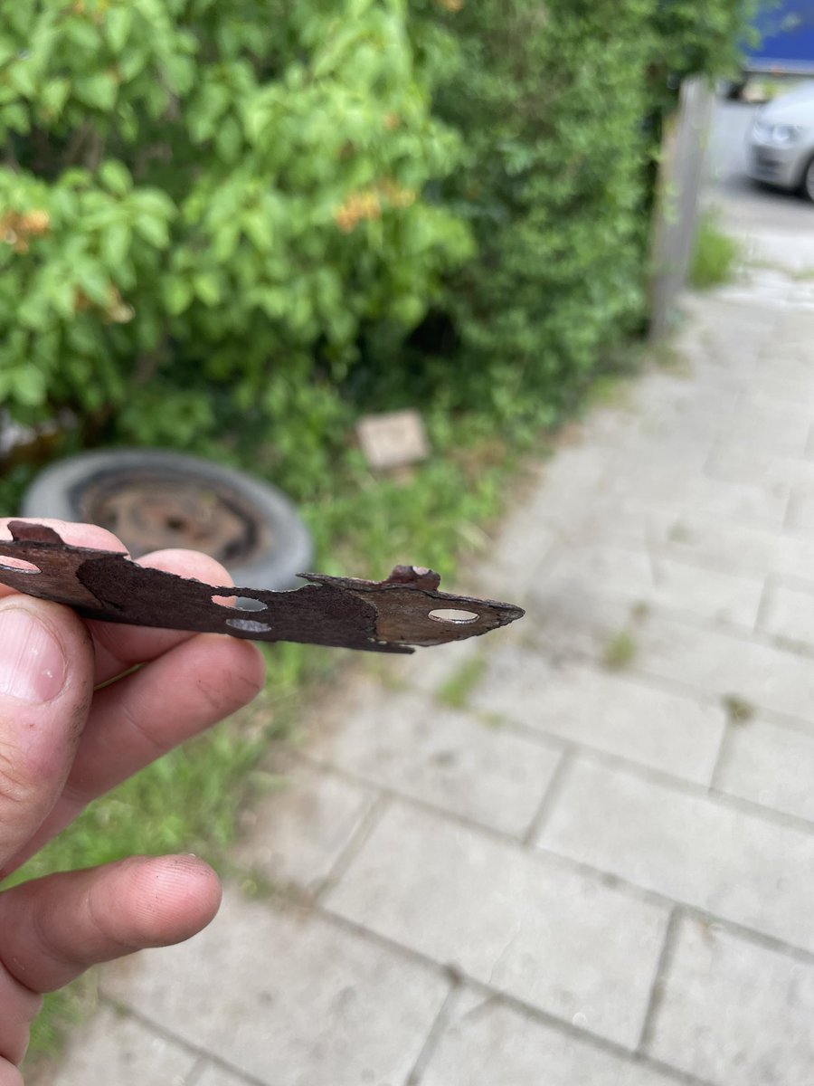 Når man er ude at cruise med sin ven og noterer at bremserne lyder liiiiidt slidte, så må man skille det hele ad og i T-Hansen fra morgenstunden… jeg har afgrundsdyb respekt for hvor meget han har fået ud af sine gamle klodser, som er tyndere end et dankort. #BygOp