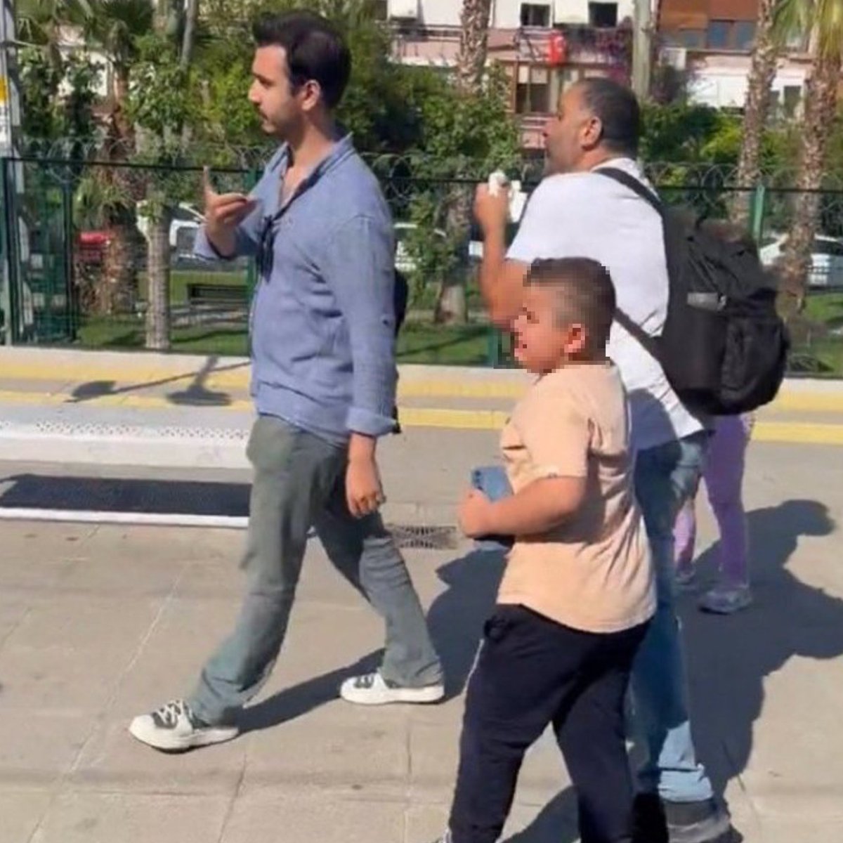 Marmaray'daki mavi gömlekli İbrahim Aktan:

"Bostancı’da o baba çocuklarıyla trene binmeye hazırlanıyordu. Kapı önünde 17-18 yaşlarında bir kız vardı. Adam girer girmez kıza yüksek sesle ‘Sen niye orada durup beni engelliyorsun?’ diye yüklendi. Ama yan taraf bomboş, oradan