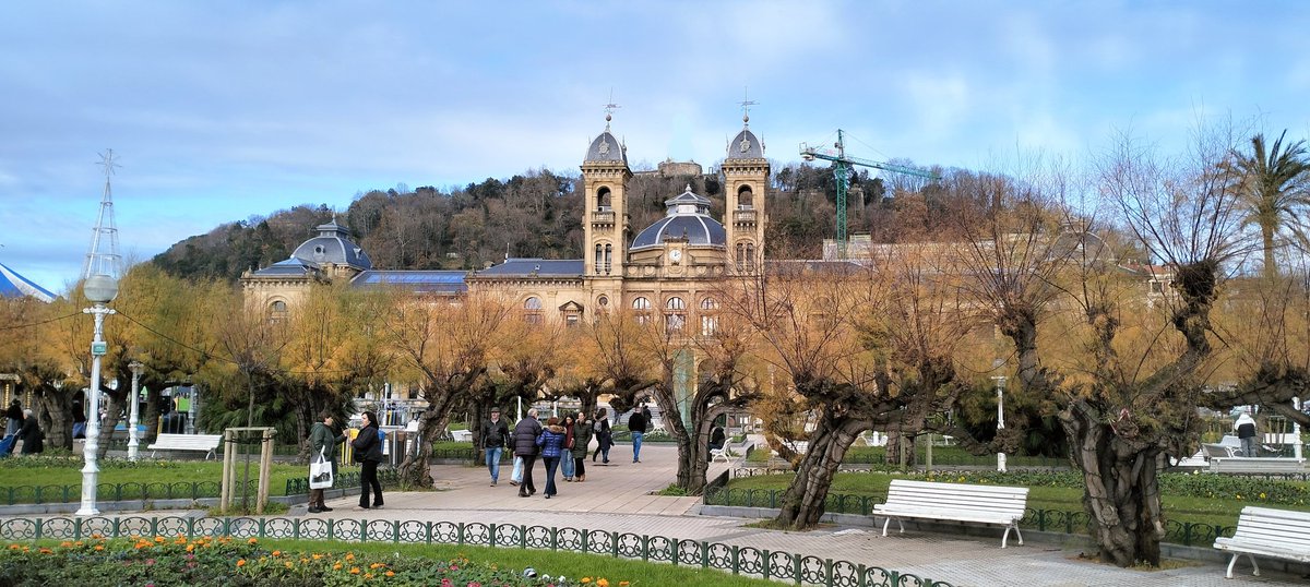 "El Sagrado Corazón, está bién donde está"
"La escultura de la isla, está bién donde está"
"El GOe está bien donde está"
"La sede de Aranzadi estaría bien en el parque de Viveros de Ulia"