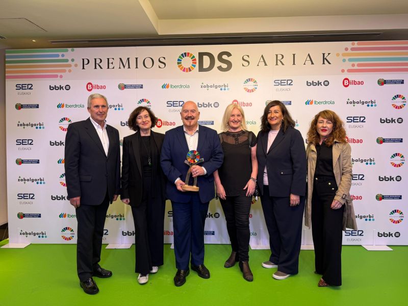 UN Etxea (@unetxea) on Twitter photo UN Etxeko bazkide den <a href="/Euskalduna_eus/">Euskalduna Bilbao</a> Jauregiko taldea zoriondu nahi izan dugu <a href="/SEReuskadi/">Cadena SER Euskadi</a> k BBK Aretoan bakearen aldeko #ODSsaria eman dien galan, #BakeSoinuak proiektuagatik: guztientzako elkarbizitza eta duintasuna, musikaren, antzerkiaren eta hitzaren bidez UN Etxeko bazkide den <a href="/Euskalduna_eus/">Euskalduna Bilbao</a> Jauregiko taldea zoriondu nahi izan dugu <a href="/SEReuskadi/">Cadena SER Euskadi</a> k BBK Aretoan bakearen aldeko #ODSsaria eman dien galan, #BakeSoinuak proiektuagatik: guztientzako elkarbizitza eta duintasuna, musikaren, antzerkiaren eta hitzaren bidez