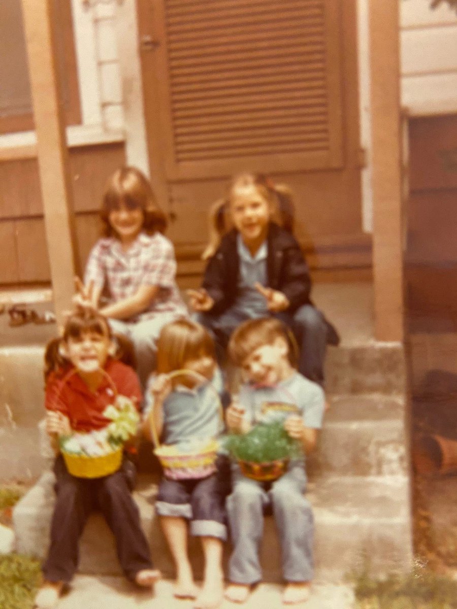 شنو تعرفون عن طفولة ازواجكم؟

يمكن لان احنا من عالمين مختلفين تماما، كان دايما عندي فضول اسأل واسمع قصص لا تنتهي! 

يا كثر الاختلافات اللي بينا، ويا كبر الفجوات.. ومع هذا عرفت وفهمت وتفهمت هو جاي من وين، وشلون صار الرجل اللي هو عليه اليوم.

يمكن لإنه كان صادق حد التعري، وحكى