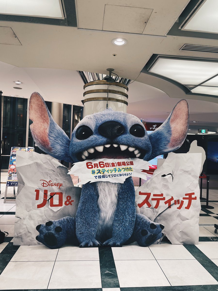 _yotigr's tweet photo. でっかいスティッチみつけた！
実写楽しみすぎるっ！🌺🏝️
 #ホワイティうめだ https://t.co/uFUO3bLdOV
