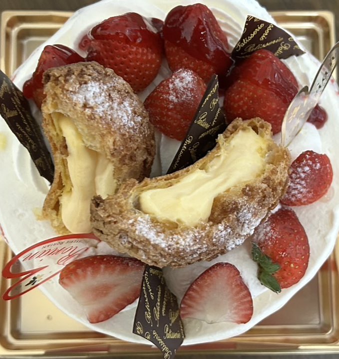 早い誕生日ケーキ笑
まだ迎えてませんよ！来週の6/13の金曜日です、本当に私金曜日生まれです笑
しかも職場の健康診断もある😅
こういう時期と去年も被った気がする！
大好きな苺🍓いっぱい盛られて実は大歓喜な安達でした。