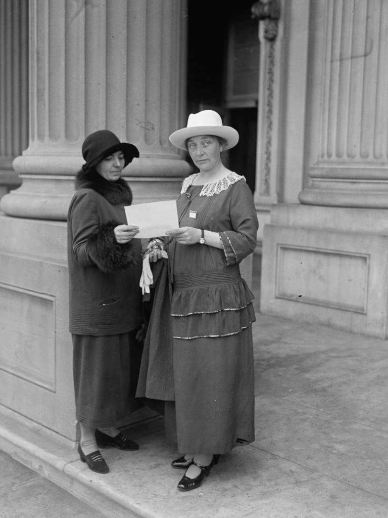 Vor 68 Jahren starb Louise Schroeder. Aufgewachsen in einer Arbeiterfamilie in Altona, engagierte sie sich früh für Sozial- und Gleichstellungspolitik. Sie war eine der jüngsten Mitglieder der Weimarer Nationalversammlung, und prägte im Reichstag die Sozialgesetzgebung der