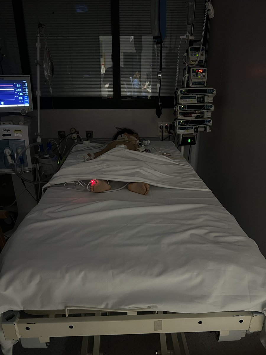 Ayer Pablito recibió la unción de enfermos y ha pasado la noche tranquilo. A eso de las 5:00 han decidido extubarle y ha seguido durmiendo.  A la espera de que los médicos nos digan cómo va evolucionando. 

Gracias Dios mío por lo sacerdotes. 
Continuamos rezando.