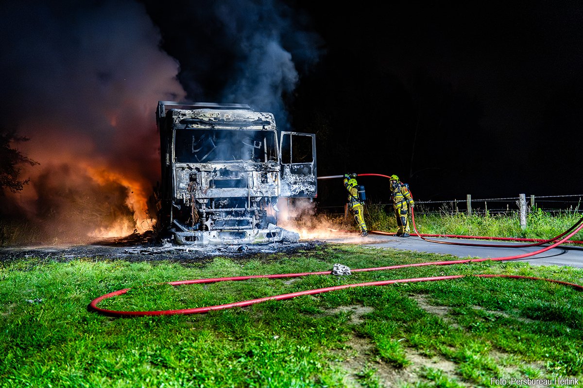 Vrachtwagen brandt uit in Deest, chauffeur spoorloos
