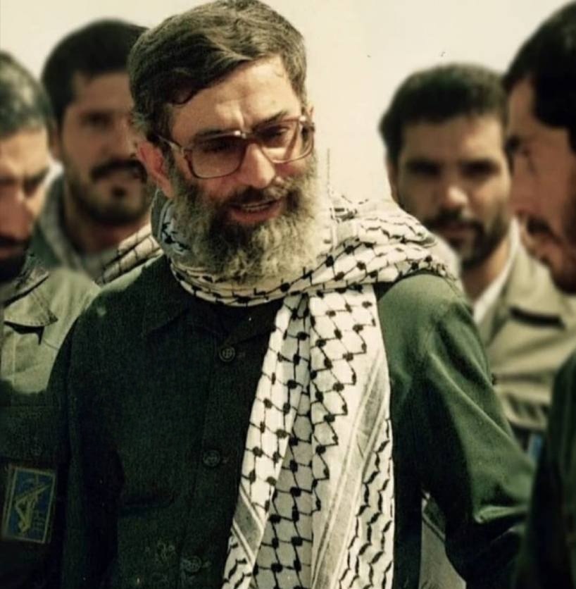 garmabdary_m's tweet image. توکیستی ؟
که هرکس ولّی اش تو بودی
عزیز مردم شد..!
#لبیک_یا_خامنه_ای