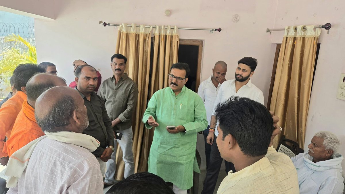 विधानसभा क्षेत्र 305 इटवा ।।
क्षेत्र भ्रमण पर निकलने से पूर्व अपने गाँव शनिचरा स्थित आवास पर पार्टी के वरिष्ठ नेतागण, कार्यकर्ताओं और क्षेत्र के सम्मानित नागरिकों से भेंट कर समस्याओं के समाधान हेतु सम्बन्धित अधिकारियों से बात की।