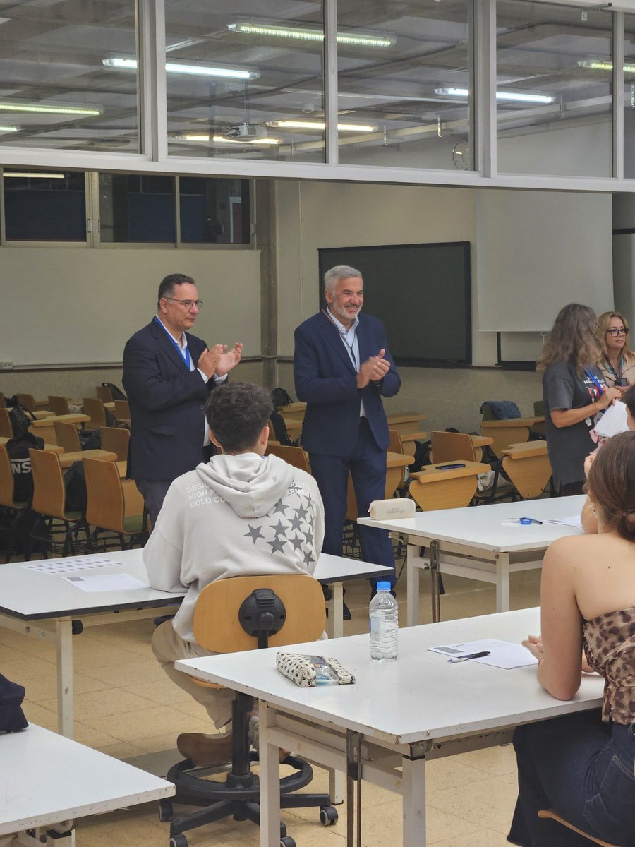 Todo mi apoyo y ánimo a los miles de estudiantes de Canarias que comienzan hoy la PAU. Estoy seguro de que, detrás de cada pupitre y de cada examen, hay muchas horas de esfuerzo, dedicación y estudio. Ustedes han recorrido un camino lleno de retos, aprendizajes y perseverancia.