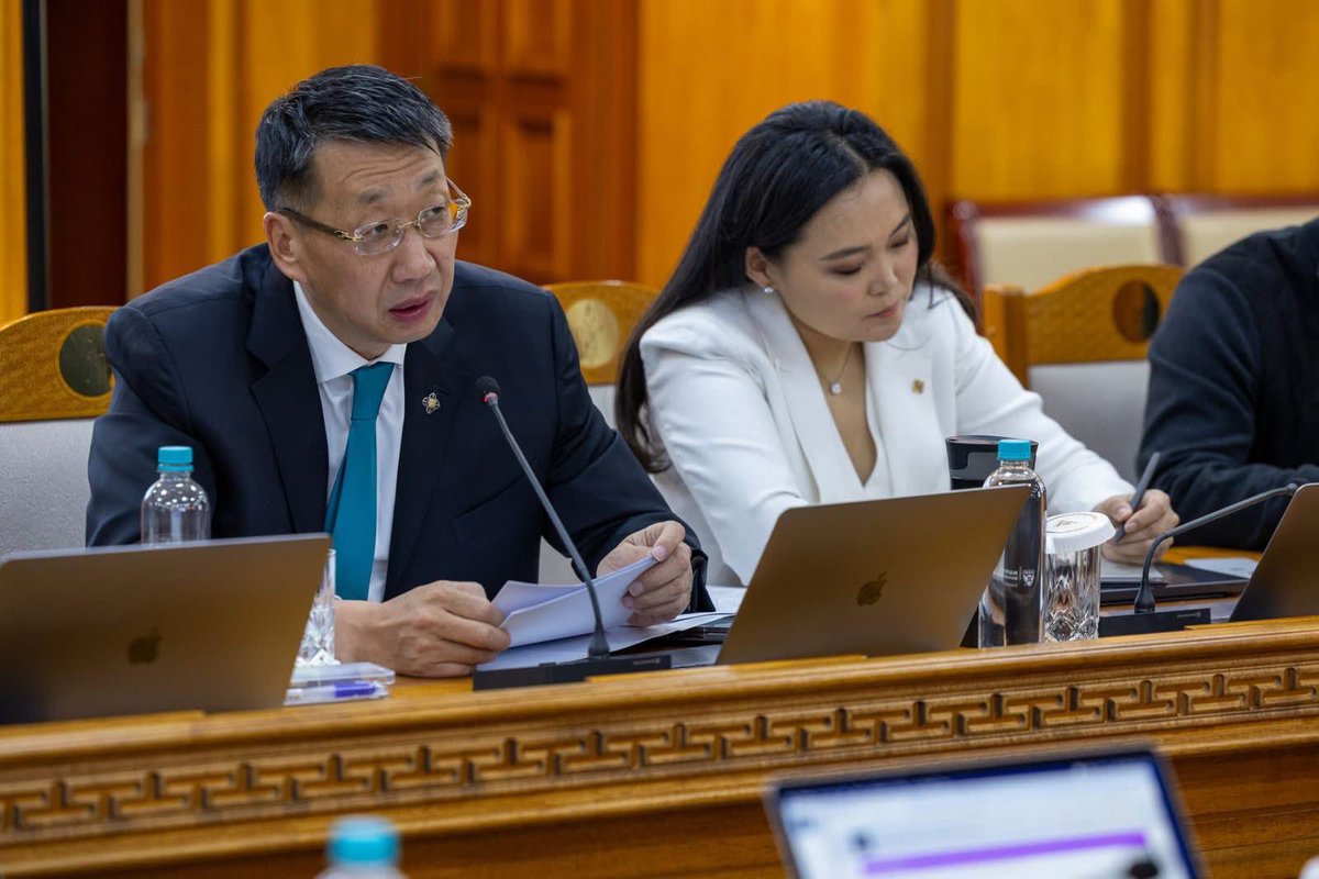 Засгийн газрын ээлжит хуралдаанаар Татвар, нийгмийн даатгалын багц хуулийн нэмэлт, өөрчлөлтийн төслийг УИХ-д өргөн мэдүүлэхээр тогтлоо.

✔️Ахмад настан олон эх үүсвэр бүхий тэтгэврийн орлоготой байх нөхцөлийг бүрдүүлнэ.

✔️Тэтгэврийн даатгалын сангийн ачааллыг бууруулна.