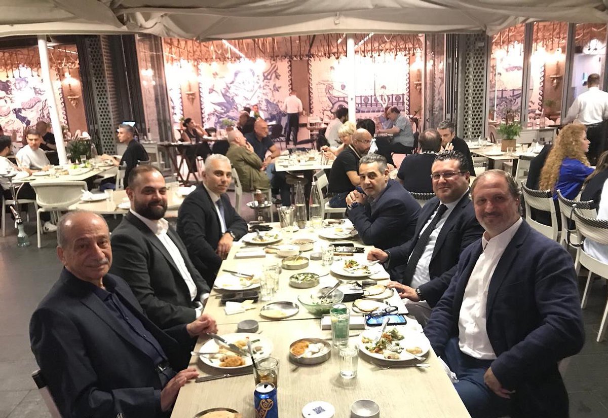 على شرف كل من رئيس المجلس البلدي لمدينة بيروت المهندس إبراهيم زيدان وسعادة القنصل المصري محمد المشد وبحضور مدير عام مؤسسة مخزومي الاستاذ سامر الصفح والصحافي إبراهيم ريحان والمهندس محمد امين كشلي دعيت إلى عشاء في مطعم ام شريف في الزيتونة في وسط بيروت.